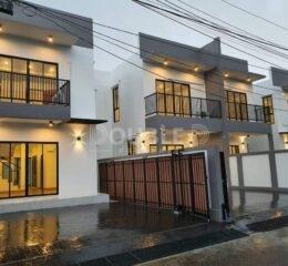 ขายบ้านแฝด 2 ชั้น ซอยโชคชัย 4 ซอย 56 2 ห้องนอน 3 ห้องน้ำ 33 ตร.วา 5.9 ล้านบาท