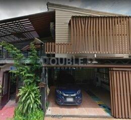 บ้านเดี่ยวหมู่บ้าน เสรี พระราม 9 ราคา 12,700,000 บาท รหัสทรัพย์ H000083 รายละเอียด บ้านเดี่ยว 2 ชั้น ขนาดพื้นที่ 63 ตารางวา  5 ห้องนอน 4 ห้องน้ำ ที่จอดรถ 1 คัน พร้อมเครื่องปรับอากาศ สนใจข้อมูลเพิ่มเติม นัดดูล่วงหน้า ติดต่อ Tel : 082-626-8246 ,Line: @doubledproperty https://lin.ee/txNa35u บริษัท ดับเบิ้ลดี พร็อพเพอร์ตี้ จำกัด ขาย เช่า อสังหาริมทรัพย์ทุกประเภท